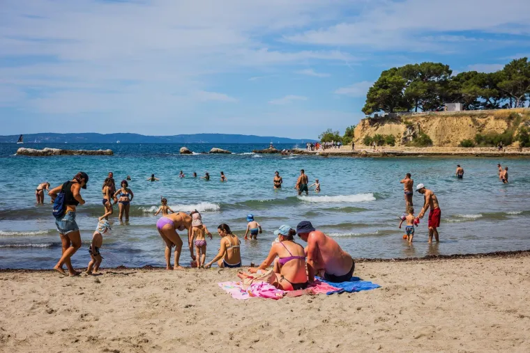 Produženi vikend izmamio kupače na plaže: Pogledajte prizore iz Splita i Dubrovnika