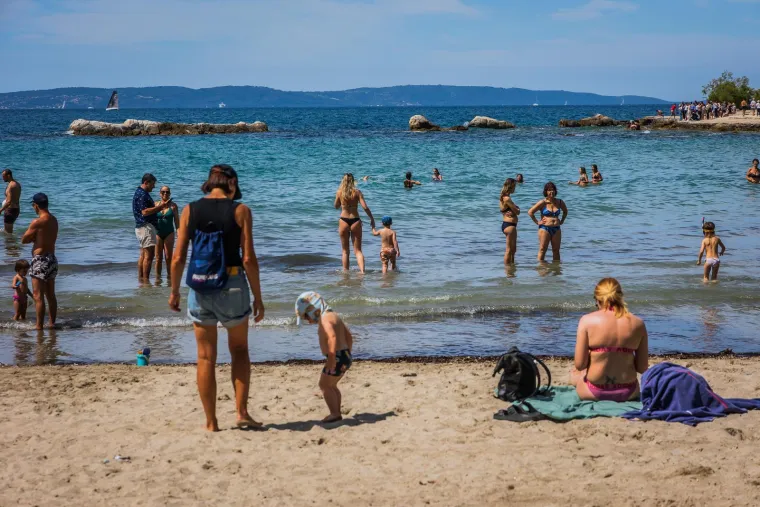 Produženi vikend izmamio kupače na plaže: Pogledajte prizore iz Splita i Dubrovnika