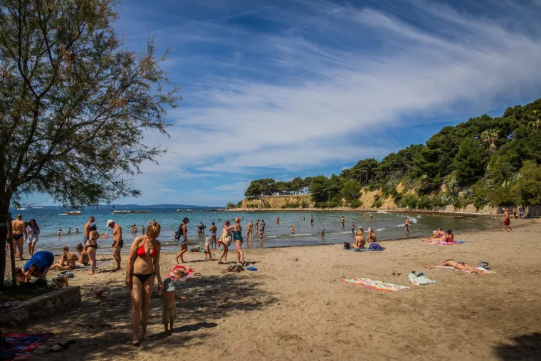 Produženi vikend izmamio kupače na plaže: Pogledajte prizore iz Splita i Dubrovnika