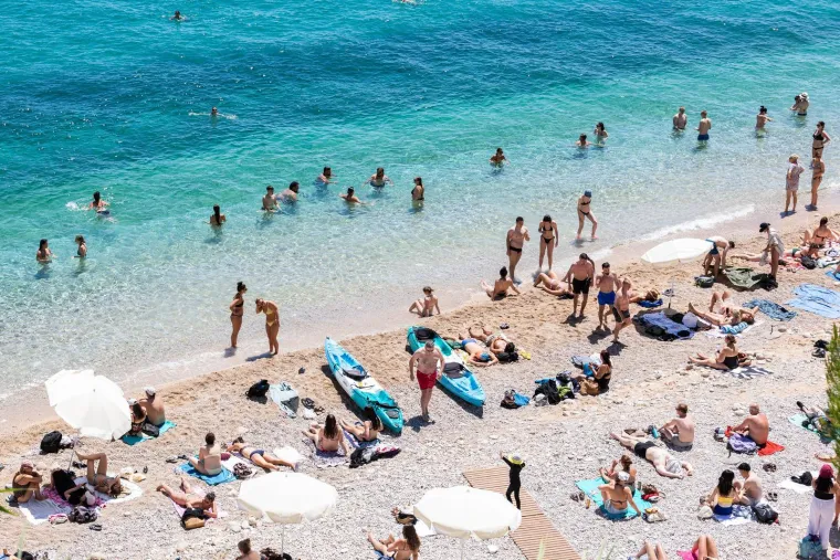 Produženi vikend izmamio kupače na plaže: Pogledajte prizore iz Splita i Dubrovnika