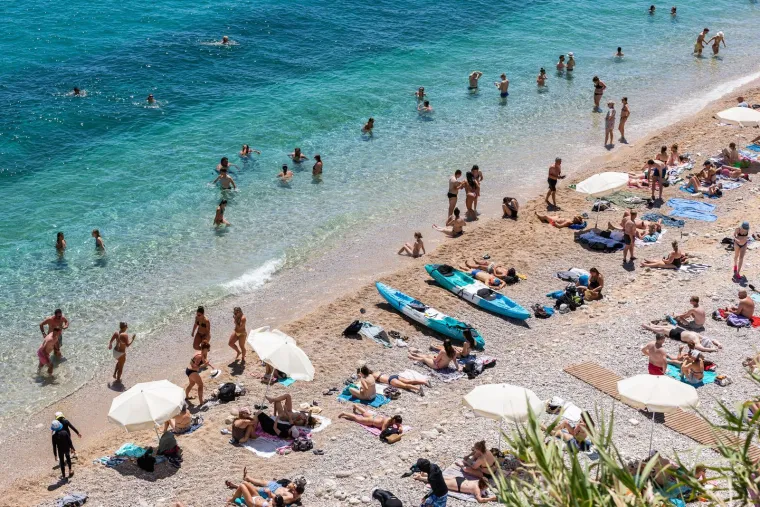Produženi vikend izmamio kupače na plaže: Pogledajte prizore iz Splita i Dubrovnika