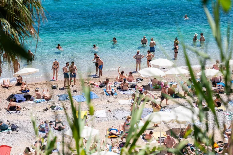 Produženi vikend izmamio kupače na plaže: Pogledajte prizore iz Splita i Dubrovnika