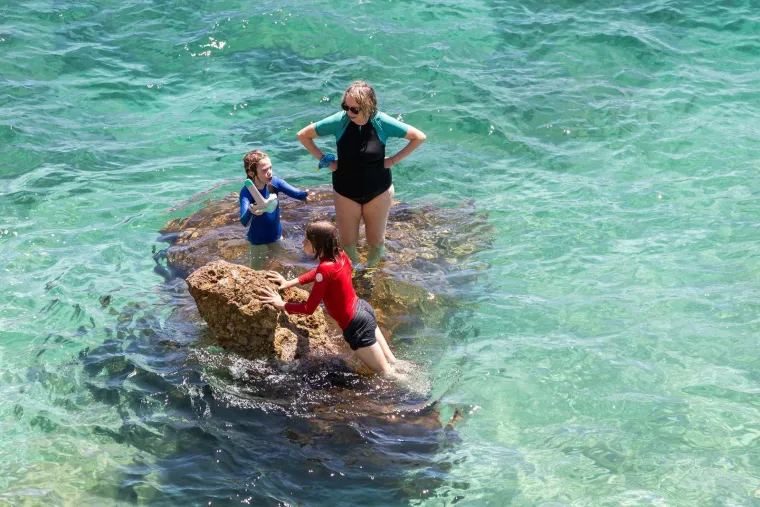 Produženi vikend izmamio kupače na plaže: Pogledajte prizore iz Splita i Dubrovnika