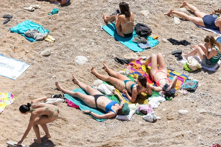 Produženi vikend izmamio kupače na plaže: Pogledajte prizore iz Splita i Dubrovnika