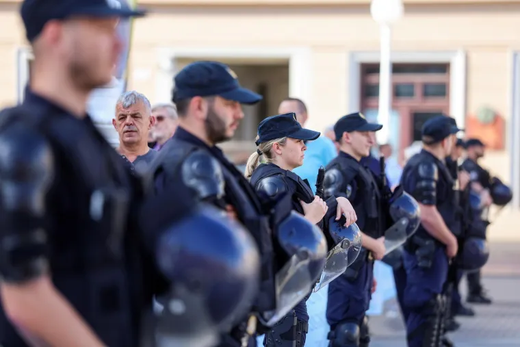 Molitelji opet na Trgu: Nakon krunice ovoga puta je uslijedila i procesija, a s druge strane kontraprosvjed
