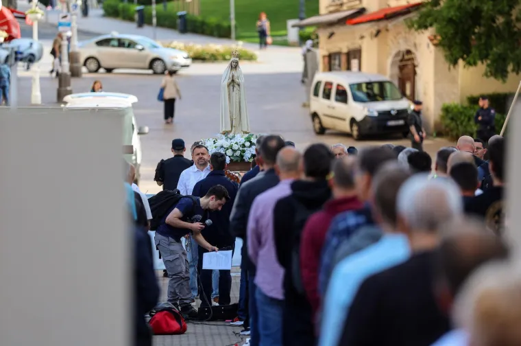Molitelji opet na Trgu: Nakon krunice ovoga puta je uslijedila i procesija, a s druge strane kontraprosvjed