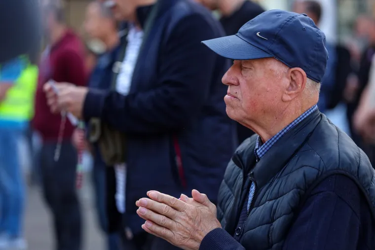 Molitelji opet na Trgu: Nakon krunice ovoga puta je uslijedila i procesija, a s druge strane kontraprosvjed