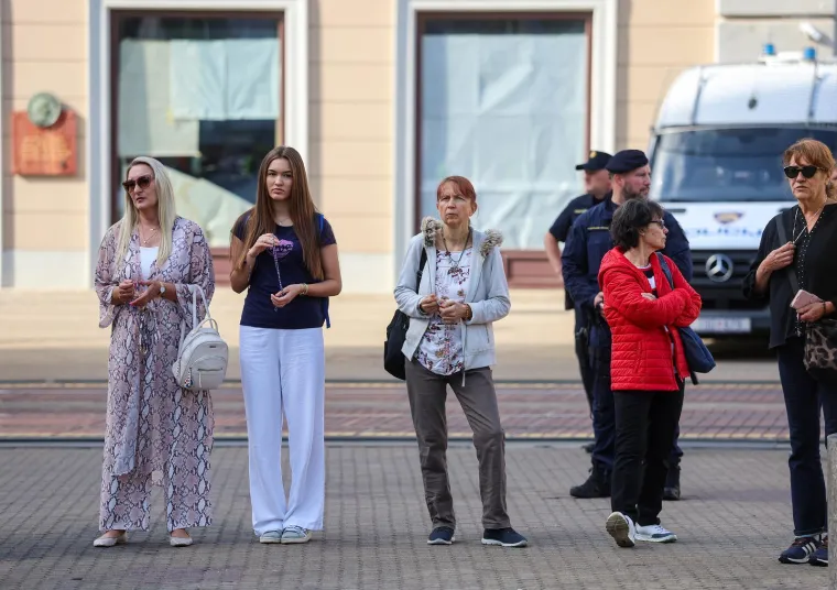 Molitelji opet na Trgu: Nakon krunice ovoga puta je uslijedila i procesija, a s druge strane kontraprosvjed