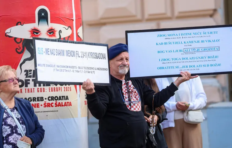 Molitelji opet na Trgu: Nakon krunice ovoga puta je uslijedila i procesija, a s druge strane kontraprosvjed