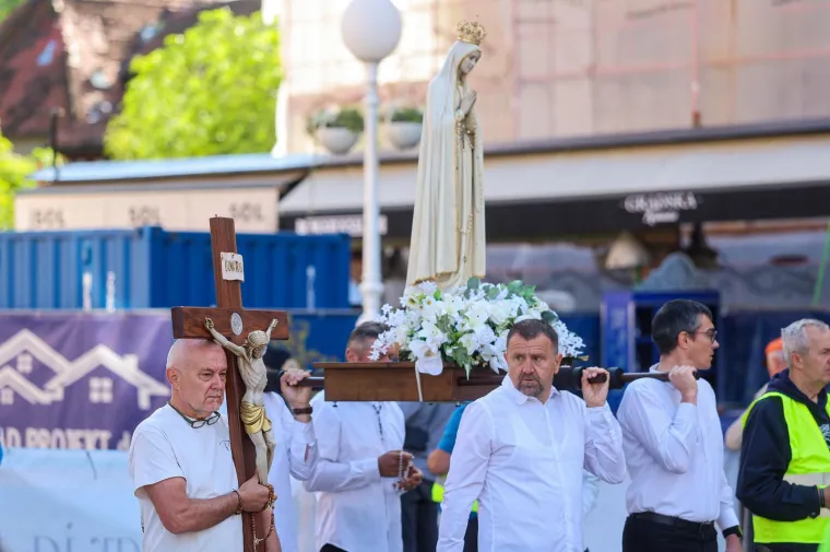 Molitelji opet na Trgu: Nakon krunice ovoga puta je uslijedila i procesija, a s druge strane kontraprosvjed