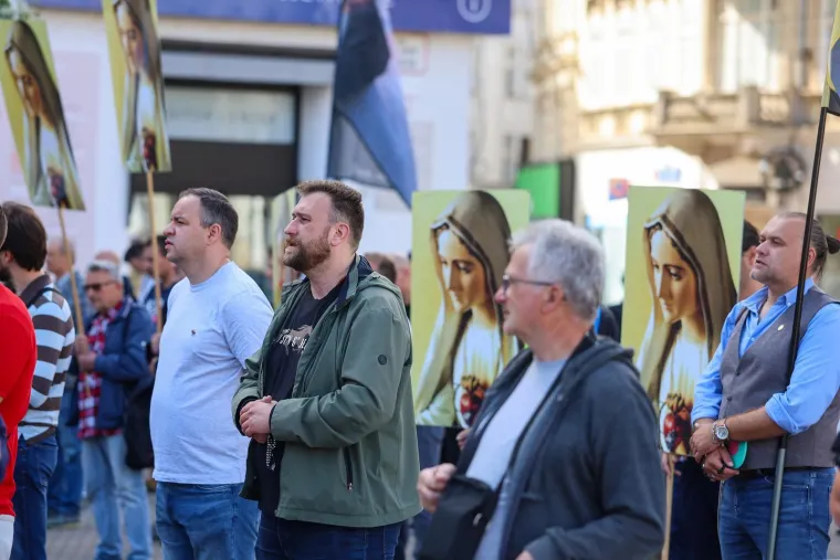 Molitelji opet na Trgu: Nakon krunice ovoga puta je uslijedila i procesija, a s druge strane kontraprosvjed