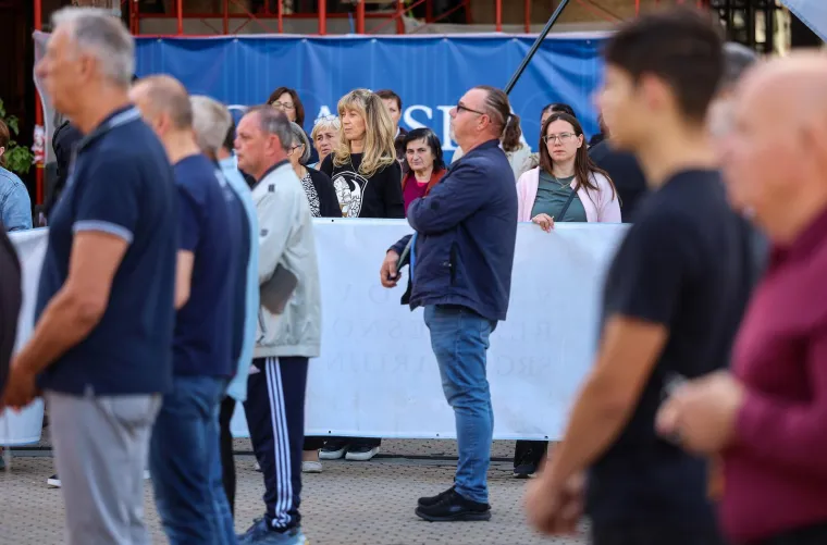 Molitelji opet na Trgu: Nakon krunice ovoga puta je uslijedila i procesija, a s druge strane kontraprosvjed