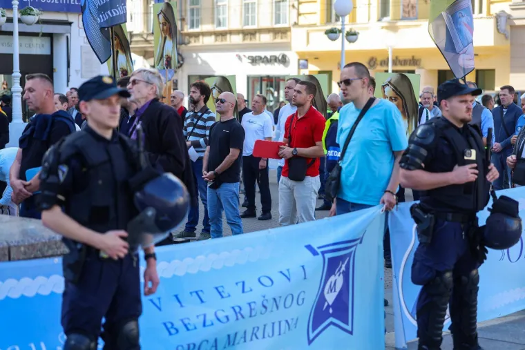 Molitelji opet na Trgu: Nakon krunice ovoga puta je uslijedila i procesija, a s druge strane kontraprosvjed