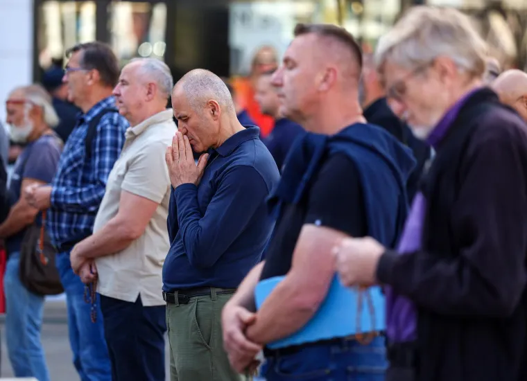 Molitelji opet na Trgu: Nakon krunice ovoga puta je uslijedila i procesija, a s druge strane kontraprosvjed