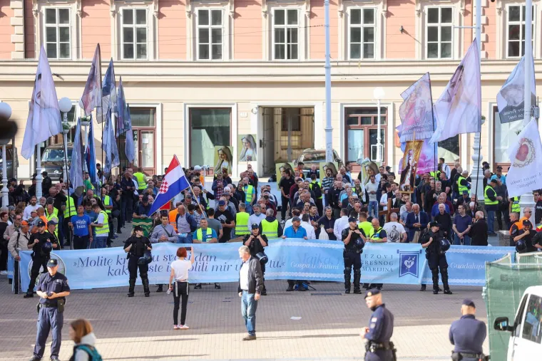 Molitelji opet na Trgu: Nakon krunice ovoga puta je uslijedila i procesija, a s druge strane kontraprosvjed