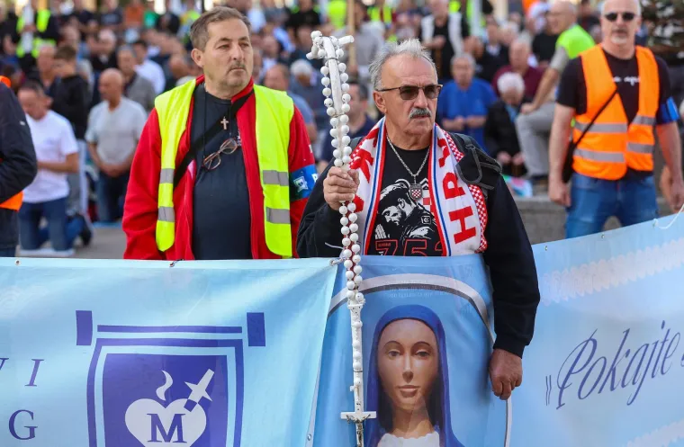 Molitelji opet na Trgu: Nakon krunice ovoga puta je uslijedila i procesija, a s druge strane kontraprosvjed
