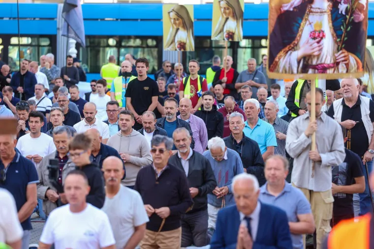 Molitelji opet na Trgu: Nakon krunice ovoga puta je uslijedila i procesija, a s druge strane kontraprosvjed