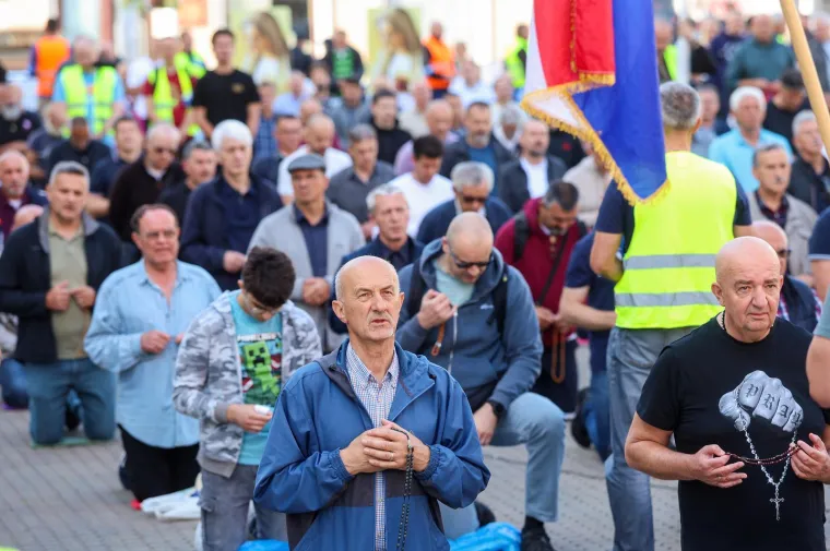 Molitelji opet na Trgu: Nakon krunice ovoga puta je uslijedila i procesija, a s druge strane kontraprosvjed