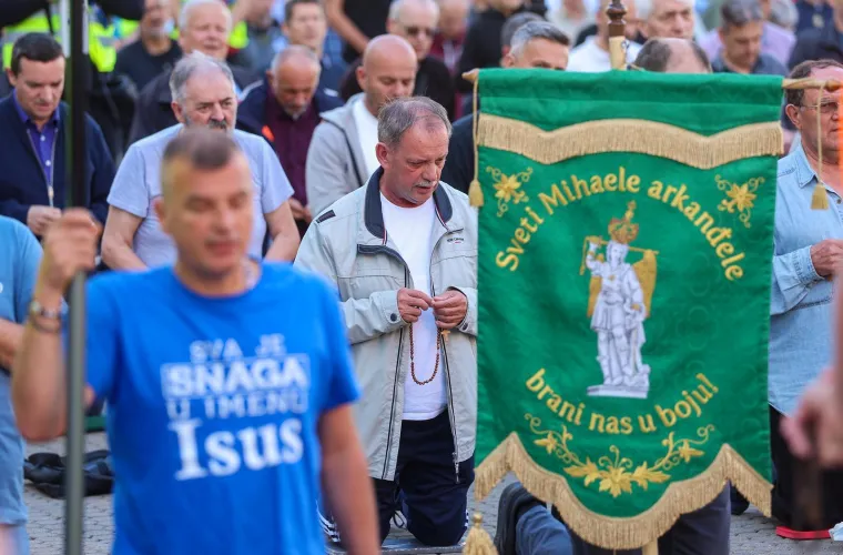 Molitelji opet na Trgu: Nakon krunice ovoga puta je uslijedila i procesija, a s druge strane kontraprosvjed