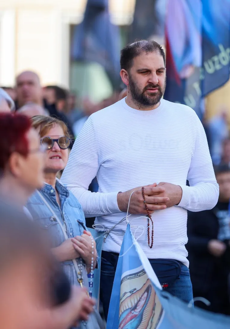 Molitelji opet na Trgu: Nakon krunice ovoga puta je uslijedila i procesija, a s druge strane kontraprosvjed