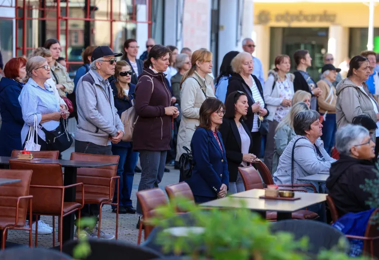 Molitelji opet na Trgu: Nakon krunice ovoga puta je uslijedila i procesija, a s druge strane kontraprosvjed