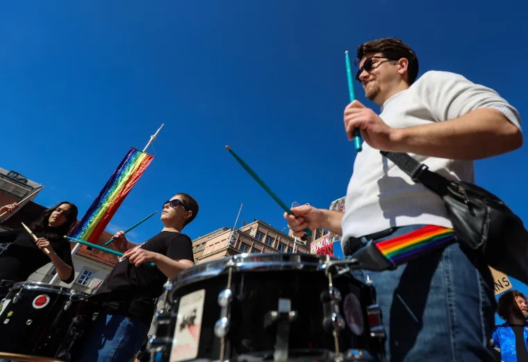 Molitelji opet na Trgu: Nakon krunice ovoga puta je uslijedila i procesija, a s druge strane kontraprosvjed
