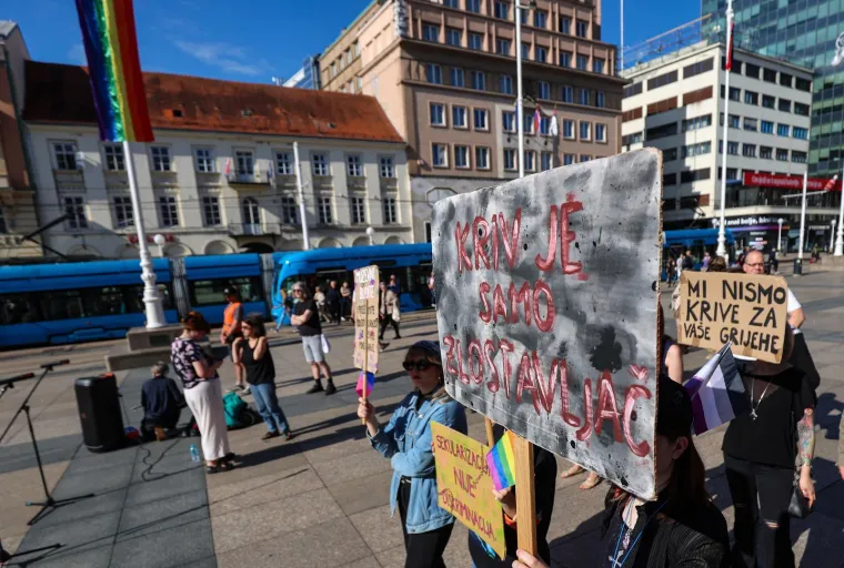 Molitelji opet na Trgu: Nakon krunice ovoga puta je uslijedila i procesija, a s druge strane kontraprosvjed