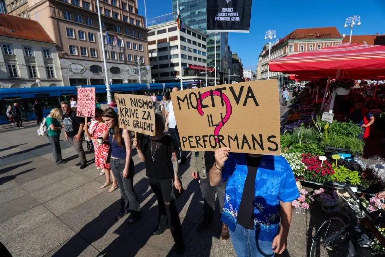 Molitelji opet na Trgu: Nakon krunice ovoga puta je uslijedila i procesija, a s druge strane kontraprosvjed