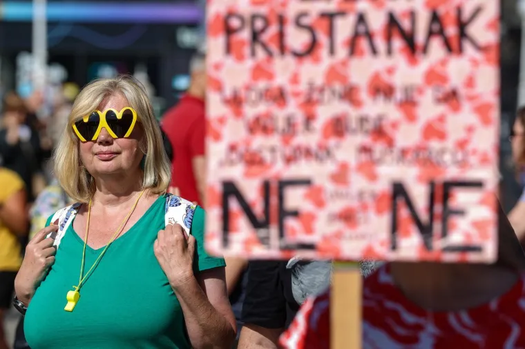 Molitelji opet na Trgu: Nakon krunice ovoga puta je uslijedila i procesija, a s druge strane kontraprosvjed