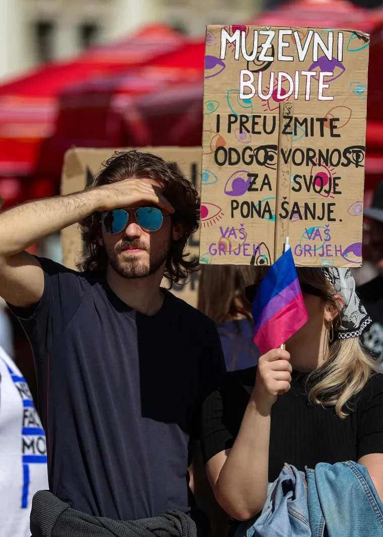 Molitelji opet na Trgu: Nakon krunice ovoga puta je uslijedila i procesija, a s druge strane kontraprosvjed