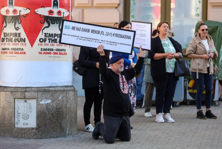 Molitelji opet na Trgu: Nakon krunice ovoga puta je uslijedila i procesija, a s druge strane kontraprosvjed