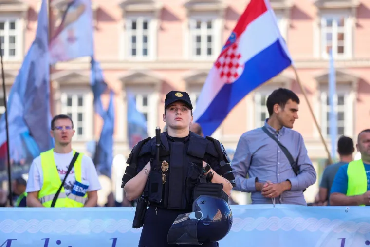 Molitelji opet na Trgu: Nakon krunice ovoga puta je uslijedila i procesija, a s druge strane kontraprosvjed