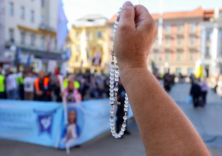 Molitelji opet na Trgu: Nakon krunice ovoga puta je uslijedila i procesija, a s druge strane kontraprosvjed