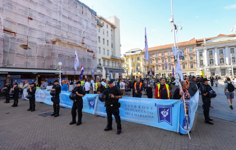 Molitelji opet na Trgu: Nakon krunice ovoga puta je uslijedila i procesija, a s druge strane kontraprosvjed