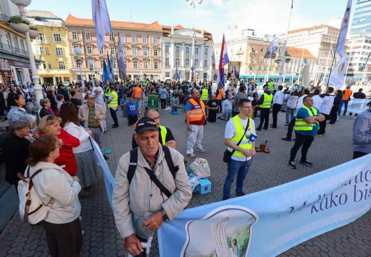Molitelji opet na Trgu: Nakon krunice ovoga puta je uslijedila i procesija, a s druge strane kontraprosvjed