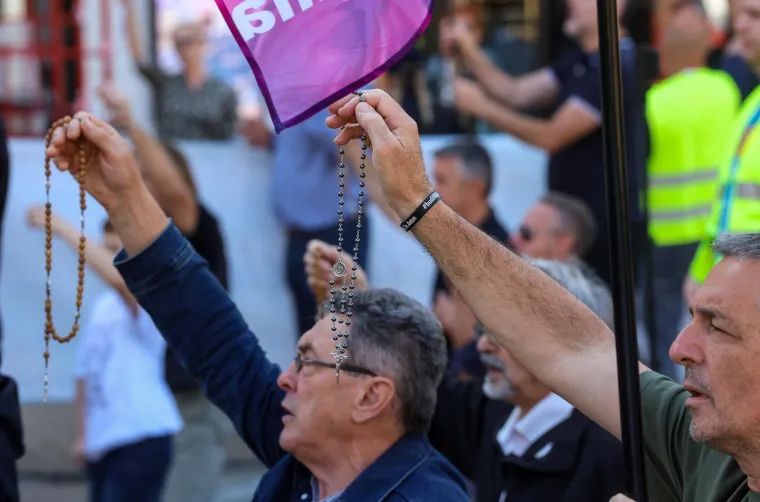Molitelji opet na Trgu: Nakon krunice ovoga puta je uslijedila i procesija, a s druge strane kontraprosvjed