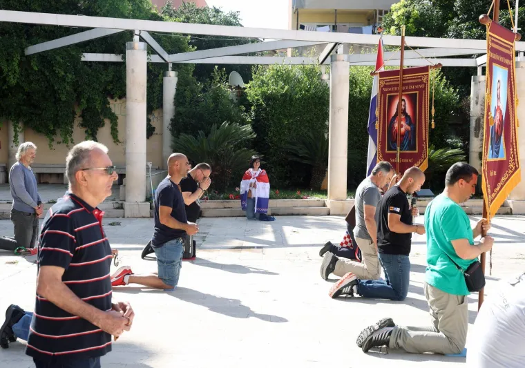 Molitelji opet na Trgu: Nakon krunice ovoga puta je uslijedila i procesija, a s druge strane kontraprosvjed
