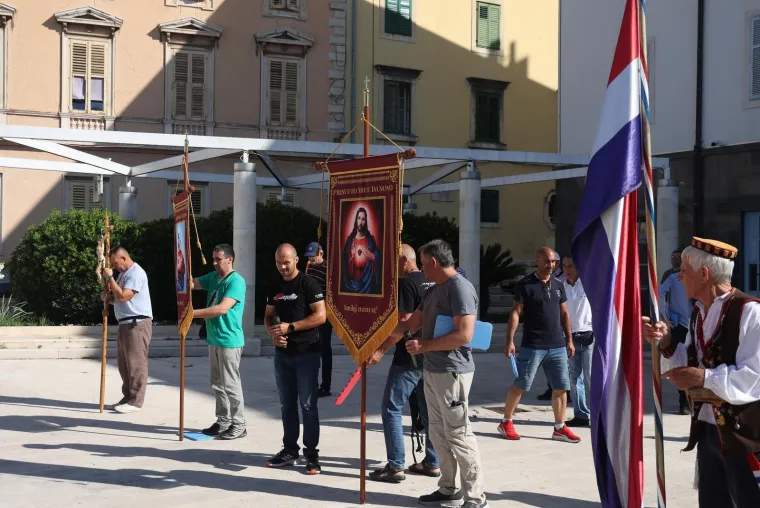 Molitelji opet na Trgu: Nakon krunice ovoga puta je uslijedila i procesija, a s druge strane kontraprosvjed