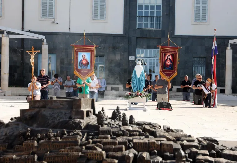 Molitelji opet na Trgu: Nakon krunice ovoga puta je uslijedila i procesija, a s druge strane kontraprosvjed