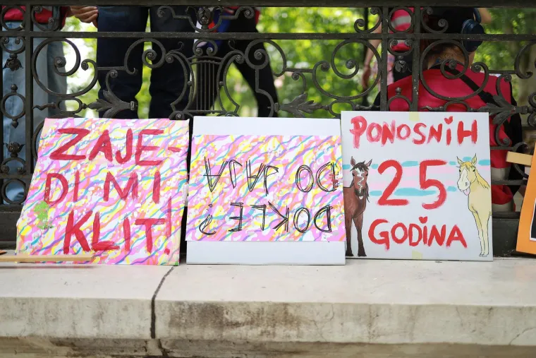 Keleminec s deset pripadnika razvio crne zastave prije dolaska Povorke ponosa
