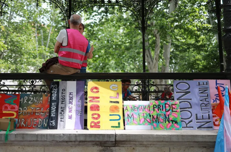 Keleminec s deset pripadnika razvio crne zastave prije dolaska Povorke ponosa