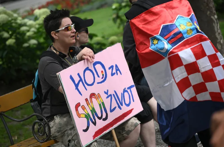 Keleminec s deset pripadnika razvio crne zastave prije dolaska Povorke ponosa
