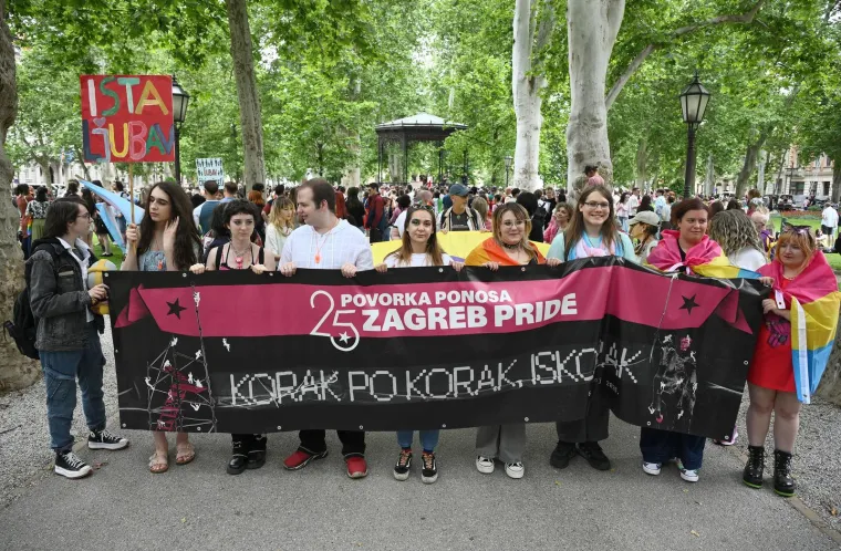 Keleminec s deset pripadnika razvio crne zastave prije dolaska Povorke ponosa