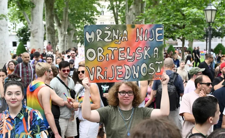 Keleminec s deset pripadnika razvio crne zastave prije dolaska Povorke ponosa