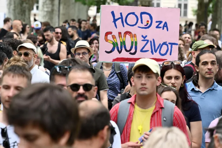 Keleminec s deset pripadnika razvio crne zastave prije dolaska Povorke ponosa