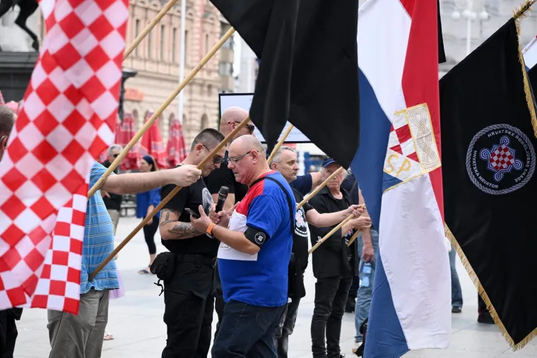 Keleminec s deset pripadnika razvio crne zastave prije dolaska Povorke ponosa