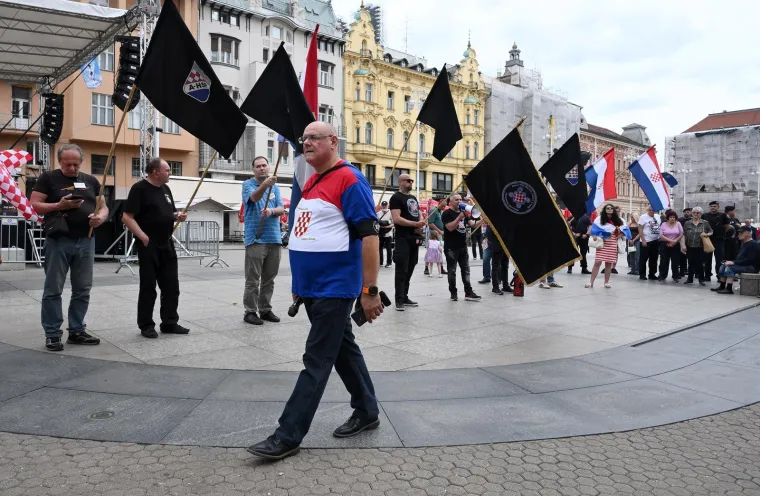Keleminec s deset pripadnika razvio crne zastave prije dolaska Povorke ponosa