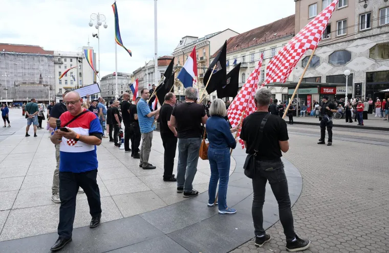Keleminec s deset pripadnika razvio crne zastave prije dolaska Povorke ponosa