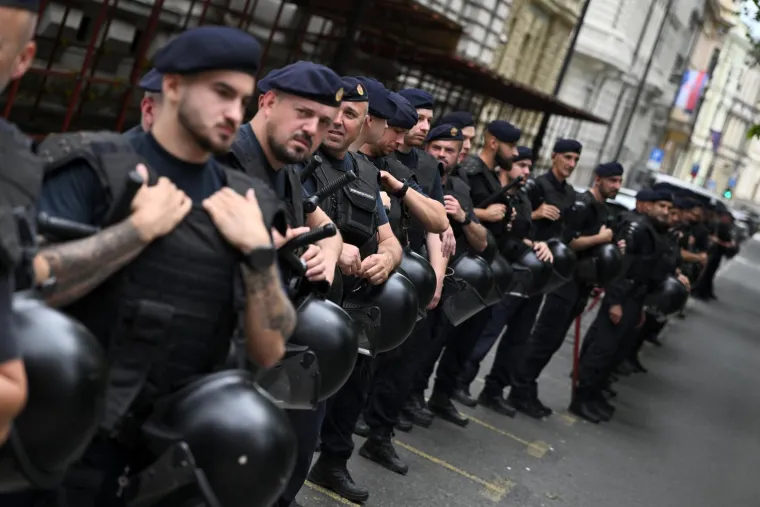 Keleminec s deset pripadnika razvio crne zastave prije dolaska Povorke ponosa