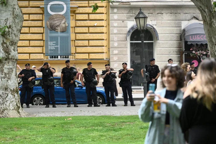 Keleminec s deset pripadnika razvio crne zastave prije dolaska Povorke ponosa